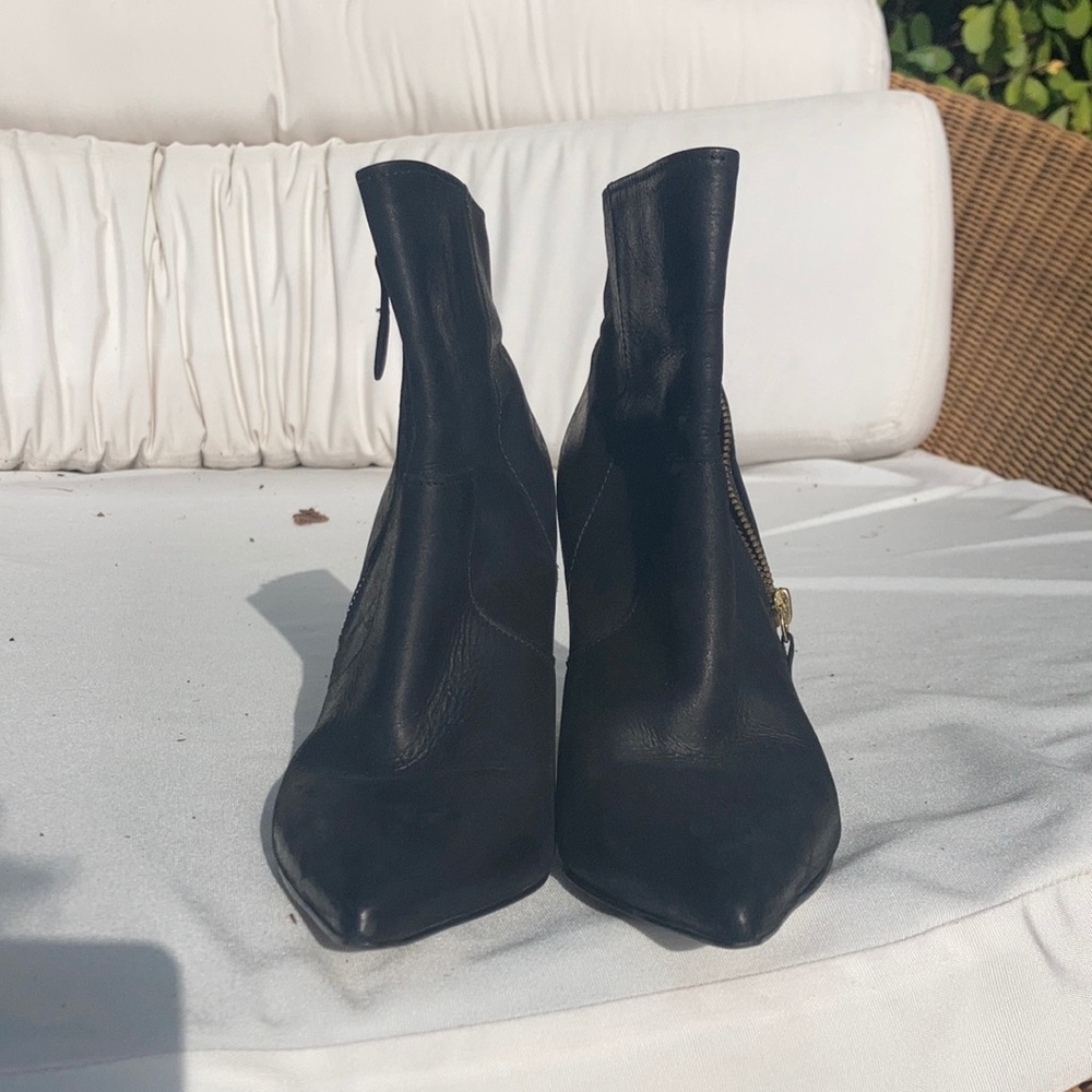 Steven Madden size 7 1/2 in black leather
